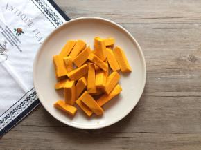 南瓜去皮切成条。