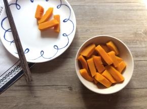 上蒸锅蒸熟，出锅后小心夹出晾凉。（因为后面炒制过程很短，所以南瓜必须先蒸熟透，但是蒸熟的南瓜会比较酥，我试过晾凉后的南瓜炒制的时候比较不易烂）