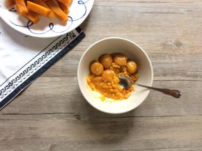 咸蛋黄也上蒸锅蒸熟透，用勺子一压可以完全辗碎的状态才可以。蒸好的咸蛋黄用勺子全部辗碎备用。