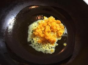 锅里放花生油，油温6成热时倒时咸蛋黄。