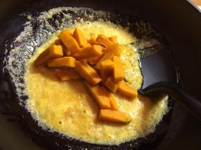 倒入晾凉的南瓜条。