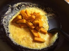 倒入晾凉的南瓜条。