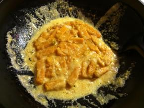 因为蒸熟的南瓜条比较软酥，所以切忌大力翻炒，用铲子轻轻铲动加上拿锅晃晃，让南瓜条裹上咸蛋黄即可。