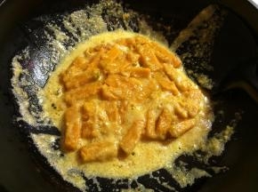 因为蒸熟的南瓜条比较软酥，所以切忌大力翻炒，用铲子轻轻铲动加上拿锅晃晃，让南瓜条裹上咸蛋黄即可。