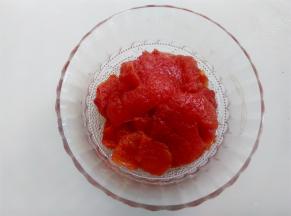 番茄蒸熟去心去皮捣碎（用料理机打生的也可以）