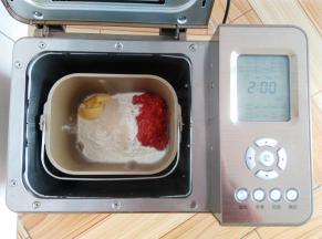 主配方中所有的材料放入面包桶中，酵母放面粉上，黄油和番茄肉各放一角，因为用的纯番茄肉水份比较大，配方中没有水或者牛奶，启动面包机，和面28分钟