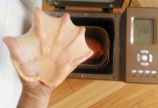 和面完成，很光滑的面团，顺手扯了一个手套膜