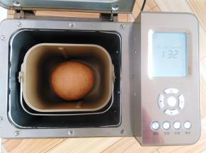 面团稍稍整理一下，收圆面团，选择继续用面包机发酵