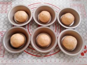 再次滚圆放入模具里（如果没有模具直接放烤盘里）