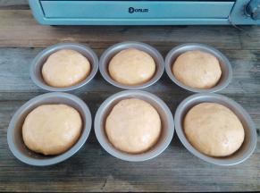 取出在面团表面刷一层蛋液，不要刷太多，流下去的蛋液会让面包底部上色加深，同时预热烤箱，上火130度，下火160度