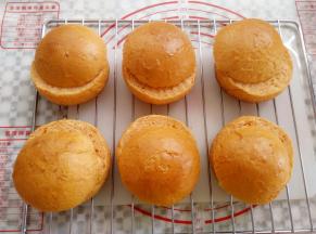 面包取出脱模放凉，面包顶部向下1.5cm位置切开