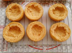 面包挖空中间，底部不要挖坏