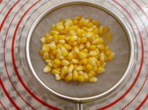 玉米粒灼水沥干水份备用