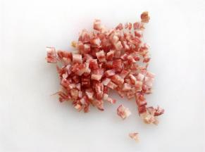 腊肉肠切丁备用