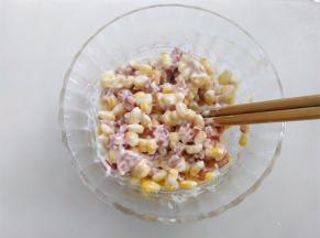 玉米粒，腊肉丁加入沙拉酱混合