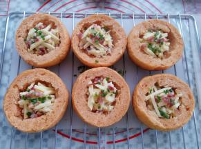 面包里放入混合好的玉米腊肉丁，表面加上马苏碎和香葱碎