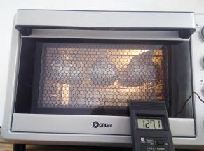 面包包上锡纸，放入烤箱中层，实测温度127度烤15分钟