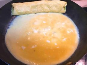 卷至锅边，倒入剩余蛋液，重复一遍。最终卷至成型。