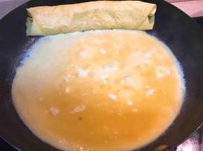 卷至锅边，倒入剩余蛋液，重复一遍。最终卷至成型。