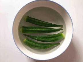 秋葵煮好后捞出泡入冰水中备用。