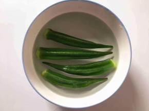 秋葵煮好后捞出泡入冰水中备用。