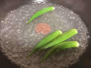 洗净的秋葵入开水锅煮约3分钟