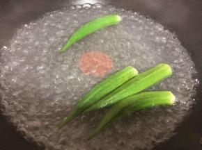 洗净的秋葵入开水锅煮约3分钟