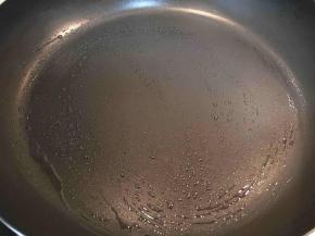 平底锅小火，锅中刷少许油