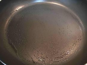 平底锅小火，锅中刷少许油