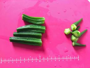 秋葵切掉头部和尾部备用