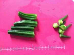 秋葵切掉头部和尾部备用