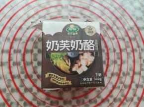 奶芙奶酪从冰箱里取出回温