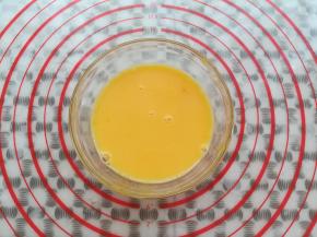 取一个碗把鸡蛋混合一下