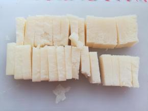 奶芙奶酪切成小块