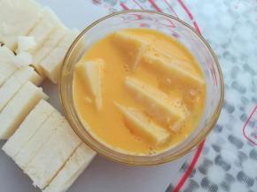 把奶芙奶酪放入鸡蛋液里沾上蛋液，再裹上面包糠