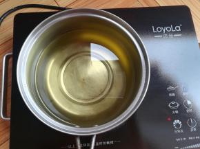 取合适的容器倒入适量的食用油，烧热油锅
