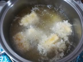 奶芙奶酪炸到金黄色捞出沥干油份