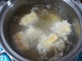 奶芙奶酪炸到金黄色捞出沥干油份