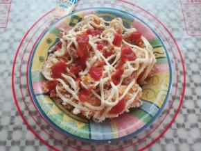 在奶芙奶酪上挤上适量的沙拉酱和番茄酱就可以开吃了