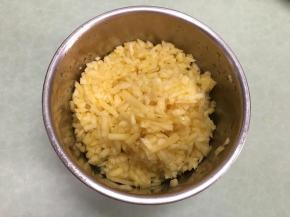 1.	将菠萝去皮切成丁。