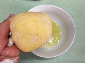 2.	用纱布挤出水份。