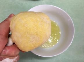 2.	用纱布挤出水份。