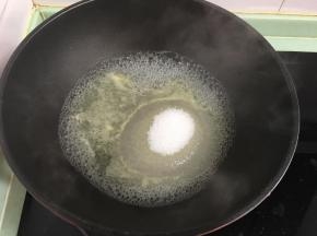 3.	锅中倒入少量挤出的菠萝汁，白糖。