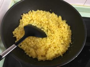 4.	糖融化后加入菠萝丁，黄油进行翻炒。