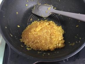 5.	炒至没有水份，菠萝呈半透明状开火。