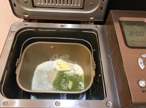 7.	将面包材料全部放入东菱1352AE-3C面包机中，启动面包机标准面包菜单进行揉面。
