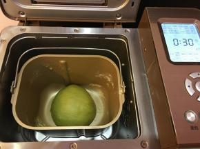 9.	将面团整圆后放入面包机中，使用面包机发酵菜单进行一次发酵，时间为30分钟。