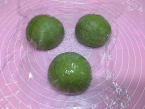 11.	取出面团进行排气后平均分成三份，盖保鲜膜醒发15分钟。