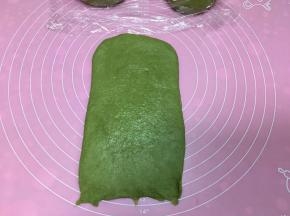 12.	醒面结束后取一个面团擀起长方形，翻面后底部按薄。
