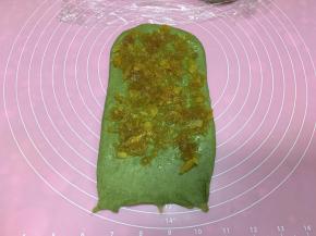 13.	表面抹上适量凤梨馅。